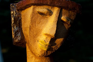 Çiçek saksısı kadınsı kafa şeklinde.