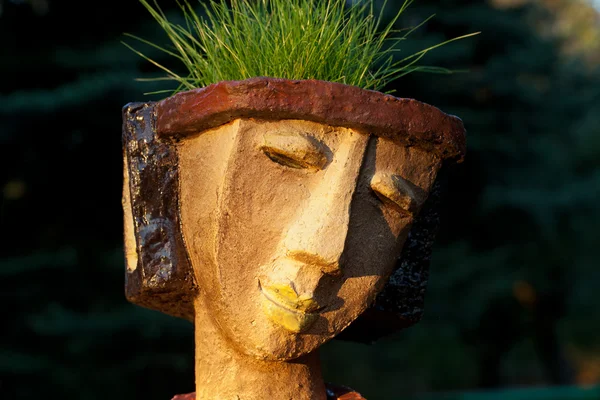 Le pot de fleurs en forme de tête féminine — Photo