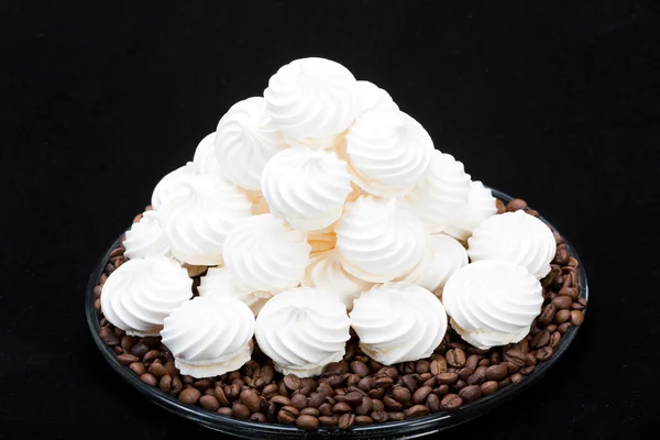 Biscoitos de merengue de baunilha francês e grãos de café — Fotografia de Stock