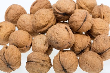 Beyaz arka plan üzerinde izole ceviz yığın