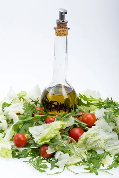 Heap of ruccola, lettuce,  tomatoes and olive oil with the thyme — Stock Photo, Image