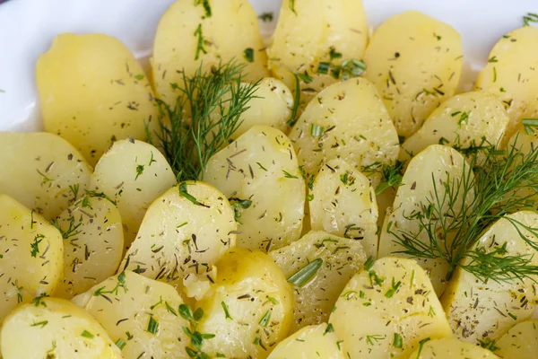 Köstliche Pellkartoffeln mit Dill und Oliven — Stockfoto