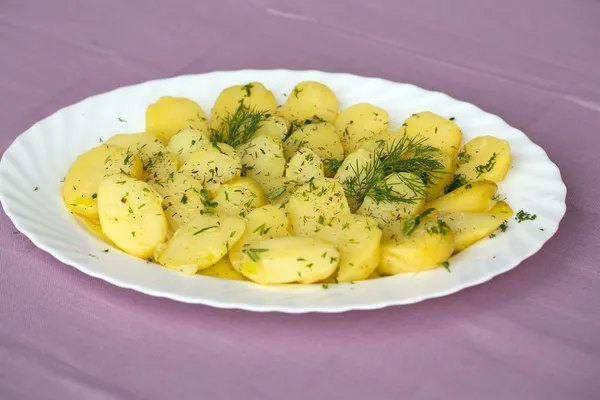 Köstliche Pellkartoffeln mit Dill und Oliven — Stockfoto