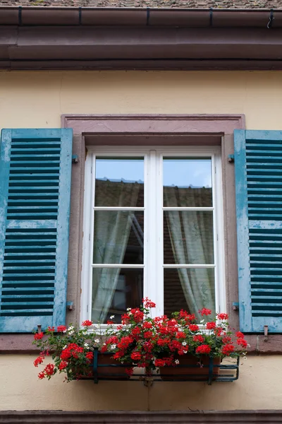 Fenster eines Hauses in Eguisheim, Elsass, Frankreich — Stockfoto