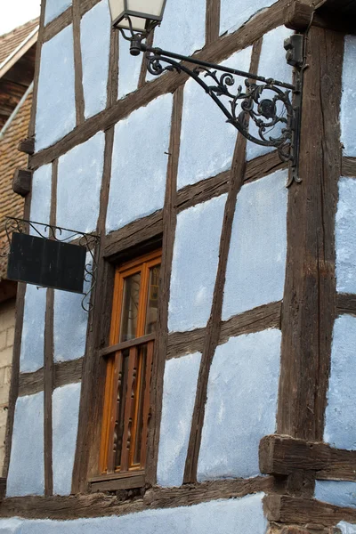 Roubené domy v obci eguisheim v Alsasku, Francie — Stock fotografie