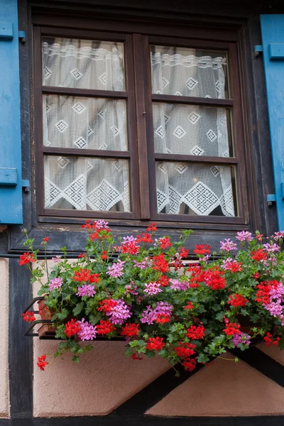 Ventana de una casa en Eguisheim, Alsacia, Francia —  Fotos de Stock
