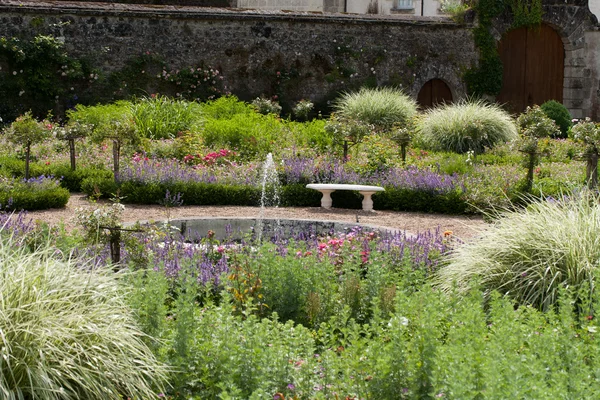 Jardín sutil, sofisticado y lleno de sabor y castillo La Chatonniere cerca de Villandry. Valle del Loira — Foto de Stock