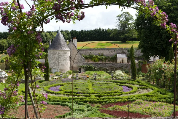 Jardín sutil, sofisticado y lleno de sabor y castillo La Chatonniere cerca de Villandry. Valle del Loira — Foto de Stock