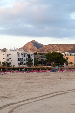 alcudia Majorca akşam zamanında ile plaj