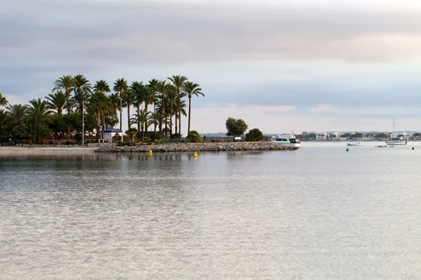 Het strand met de avond-tijd in alcudia op Mallorca — Stockfoto