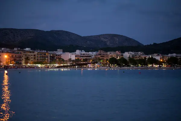 La playa con la noche en Alcudia en Mallorca —  Fotos de Stock