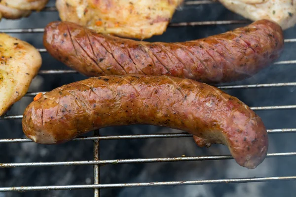 Барбекю с вкусным мясом на гриле — стоковое фото