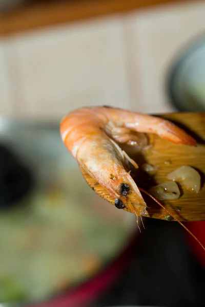 Fresh gulf shrimps with garlic fried in olive oil — Stock Photo, Image