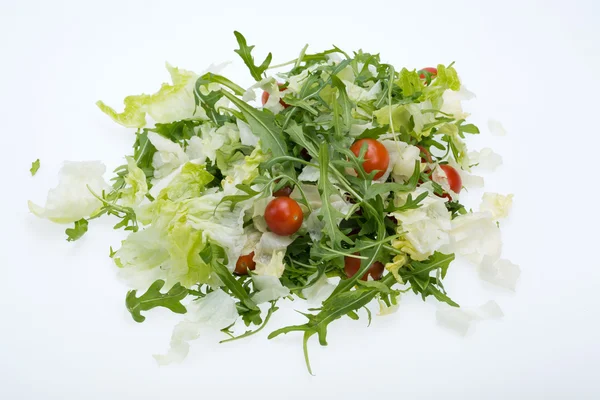 Haufen Ruccola, Salatblätter und Kirschtomaten — Stockfoto