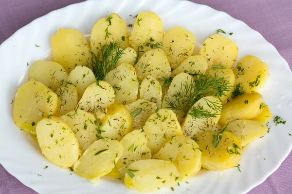 Вкусный вареный картофель с укропом и оливками — стоковое фото