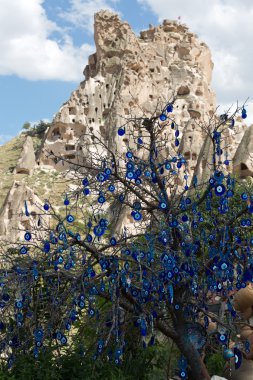 Nazar ağacında Uçhisar Kalesi Kapadokya arkasında,