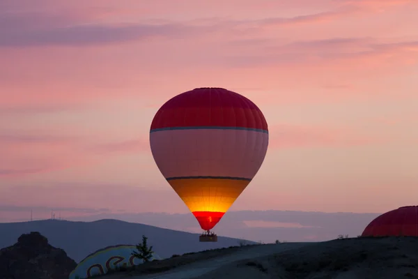 Varm luft ballong över Kappadokien vid soluppgången. Turkiet — Stockfoto