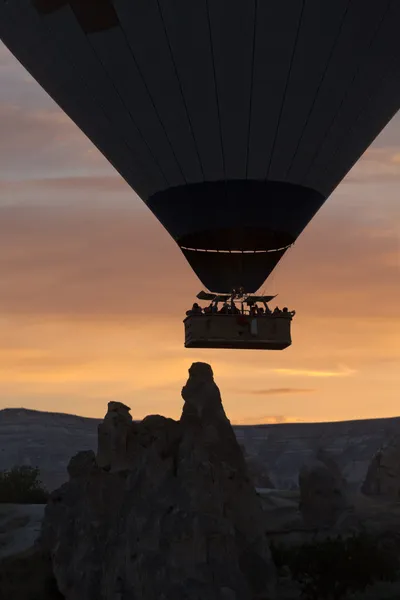 Καυτό baloon αέρα πάνω από την Καππαδοκία με την Ανατολή. Τουρκία — Φωτογραφία Αρχείου