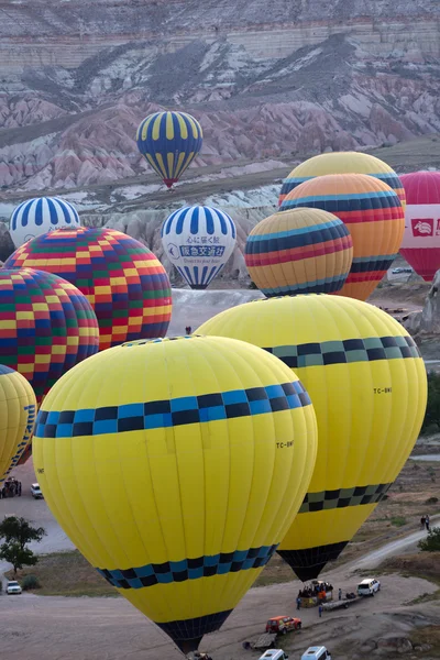 Cappadocia, Törökország A legnagyobb turisztikai attrakciója Cappadocia, a repülés a léggömbbel napkeltekor — Stock Fotó