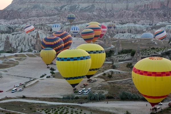Cappadocië, Turkije.De grootste toeristische attractie van Cappadocië, de vlucht met de ballon bij zonsopgang — Stockfoto