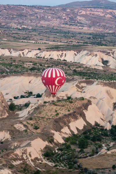 Καυτό baloon αέρα πάνω από την Καππαδοκία με την Ανατολή. Τουρκία — Φωτογραφία Αρχείου