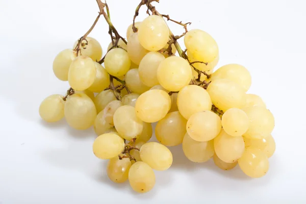 Uvas blancas dulces y maduras aisladas sobre blanco — Foto de Stock