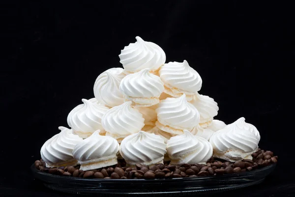 Biscoitos de merengue de baunilha francês e grãos de café — Fotografia de Stock