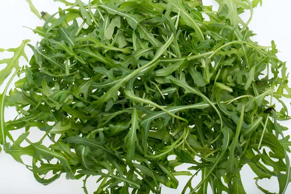 beyaz zemin üzerinde izole ruccola yığını bırakır