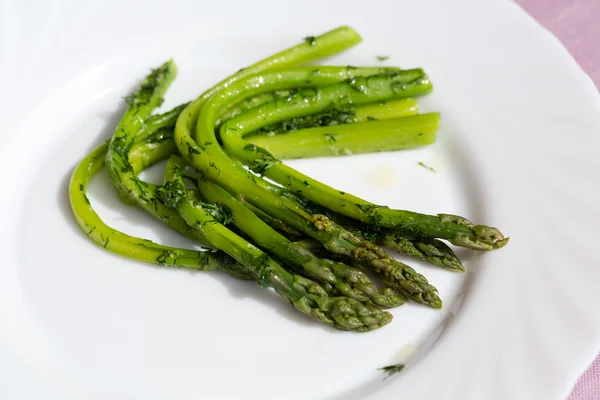 Groene asperges met de verse dille — Stockfoto