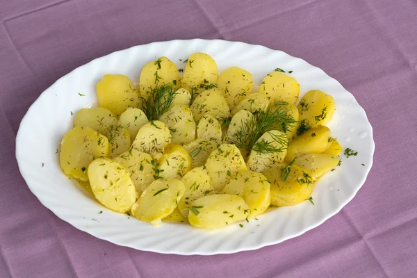 Köstliche Pellkartoffeln mit Dill und Oliven — Stockfoto