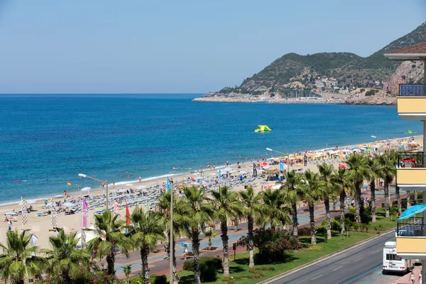 Alanya - a praia de Cleópatra. Alanya é uma das estâncias balneares mais populares da Turquia — Fotografia de Stock