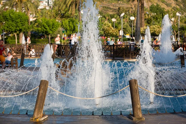 Alanya - damlatas fontanny w parku, w pobliżu plaży clepatra w późnych godzinach popołudniowych. Turcja — Zdjęcie stockowe