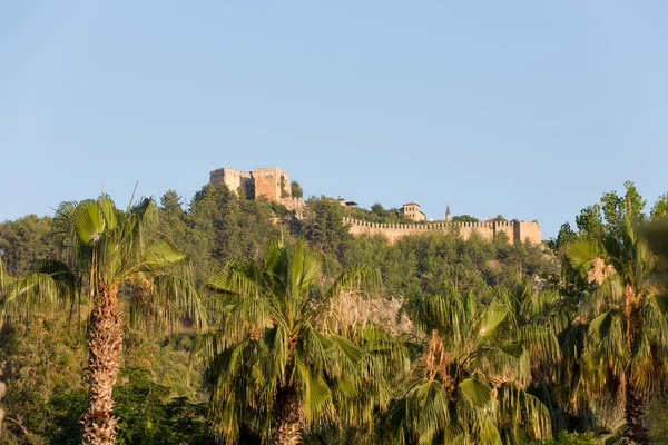 Le château d'Alanya construit sur la colline au-dessus de la plage de Cléopâtre. Turquie — Photo