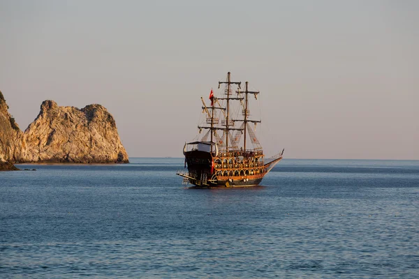 Alanya - the pirate ship at the beach of Cleopatra — Stock Photo, Image