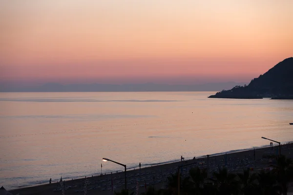 Solnedgången vid stran stranden i Alanya. Turkiet — Stockfoto