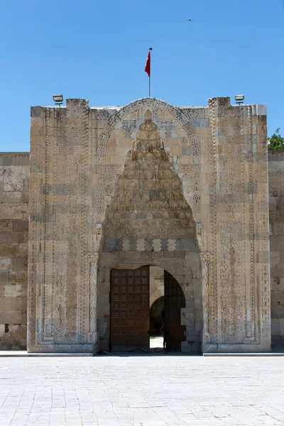 Ingången till den sultanhani karavanserajen gör på Sidenvägen, Turkiet — Stockfoto