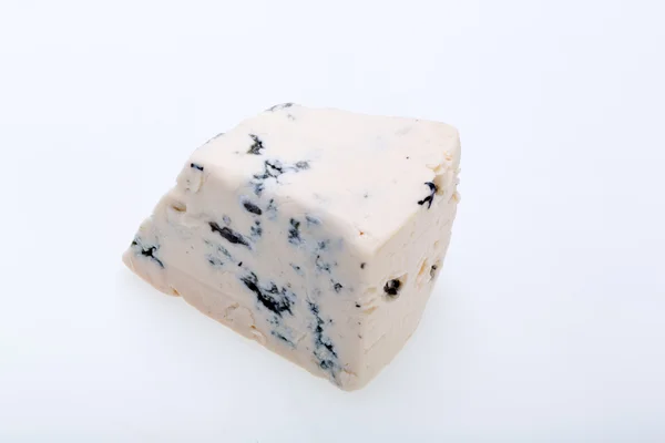 Pezzo di formaggio blu su sfondo bianco — Foto Stock