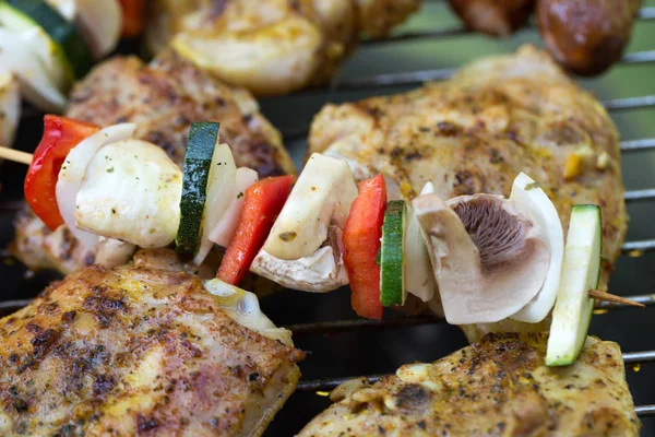 Barbecue avec de délicieuses viandes et légumes grillés sur le gril — Photo