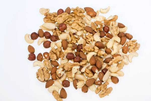 Gemischte Nüsse - Haselnüsse, Walnüsse, Cashewnüsse, Pinienkerne isoliert auf weißem Hintergrund — Stockfoto