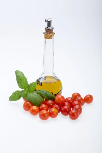 Bazalka, rajčata a olivový olej s tymián — Stock fotografie