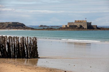  Saint Malo Brittany, Fransa 'daki Fort National ve plaj manzarası