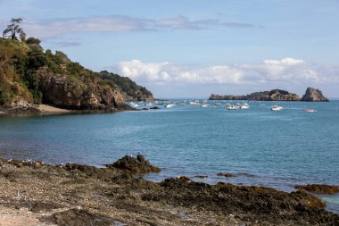 Cancale, Fransa - 15 Eylül 2018: Ünlü istiridye üretim kasabası Cancale 'de dalgalar yükseldiğinde körfeze demirlemiş balıkçı tekneleri ve yatlar. Britanya, Fransa,