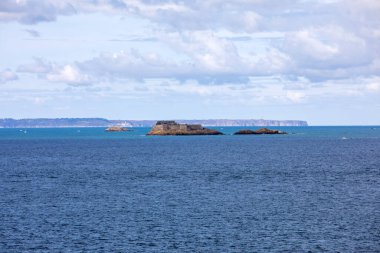 Brittany, Fransa 'nın ünlü tatil beldesi Saint Malo' nun kıyı şeridi. 