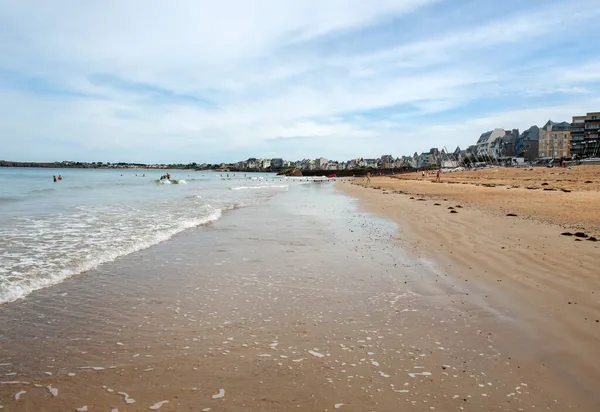 St. Malo, Fransa - 16 Eylül 2018: Fransa 'nın Brittany kentindeki ünlü tatil beldesi Saint Malo' nun ana plajı 