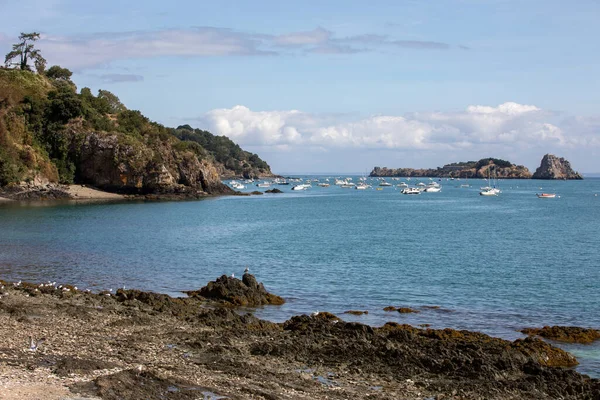 Cancale, Fransa - 15 Eylül 2018: Ünlü istiridye üretim kasabası Cancale 'de dalgalar yükseldiğinde körfeze demirlemiş balıkçı tekneleri ve yatlar. Britanya, Fransa,