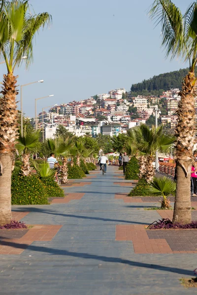 Alanya - cleopatra strand. lange promenade fietspad. Turkije — Stockfoto