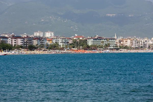 Alanya - plaży aladdin. Alanya jest jednym z najbardziej popularnych nadmorskich kurortów w Turcji — Zdjęcie stockowe