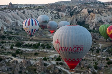 Kapadokya, Türkiye. Kapadokya 'nın en büyük turistik cazibesi. Gün doğumunda balonla uçmak.
