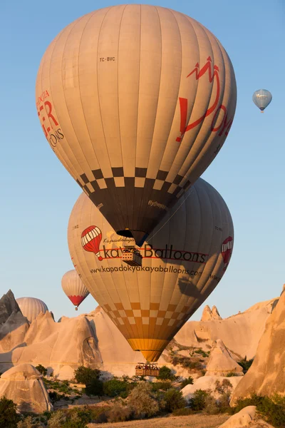 Καππαδοκία, Τουρκία.Το μεγαλύτερο τουριστικό αξιοθέατο της Καππαδοκίας, η πτήση με το αερόστατο την αυγή — Φωτογραφία Αρχείου