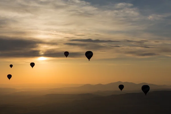 Kapadocja, Turcja.Największą atrakcją turystyczną Kapadocji, lot z balonem o wschodzie słońca — Zdjęcie stockowe
